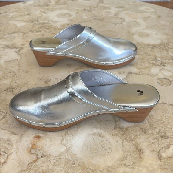 NWOT Gap Silver Faux Leather Clogs - Picture 7 of 12